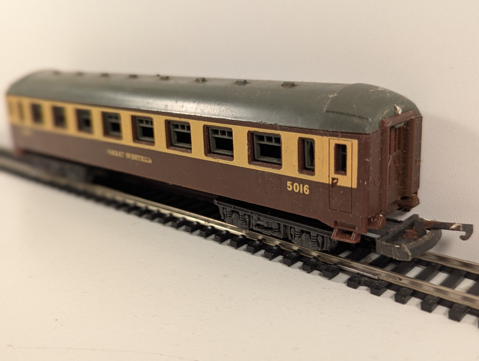Lima HO Gauge GWR Chocolate & Cream Coach No. 5016