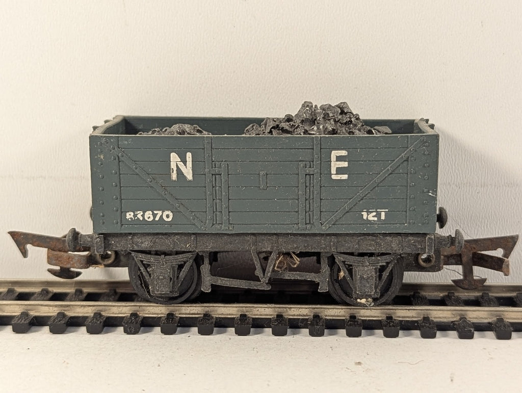 Tri-ang OO Gauge NE 5-Plank Open Wagon with Coal Load Goods Wagon 83670 NE Grey