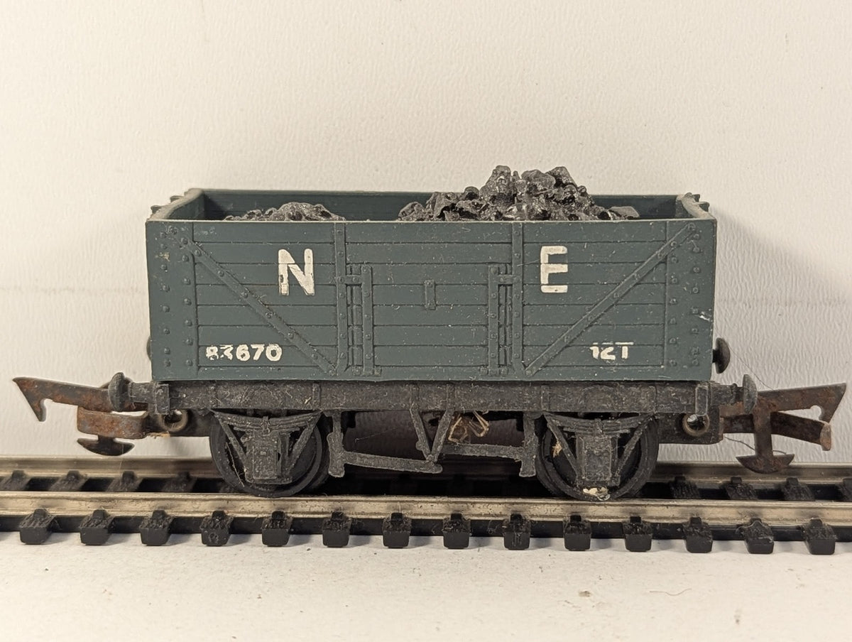 Tri-ang OO Gauge NE 5-Plank Open Wagon with Coal Load Goods Wagon 83670 NE Grey