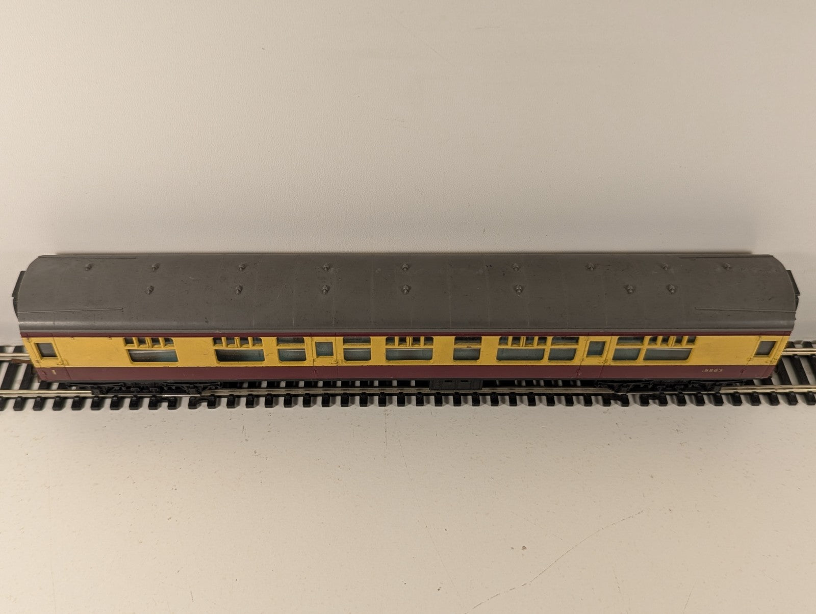 Tri-ang OO Gauge 1st & 3rd BR Composite Coach Cream & Maroon