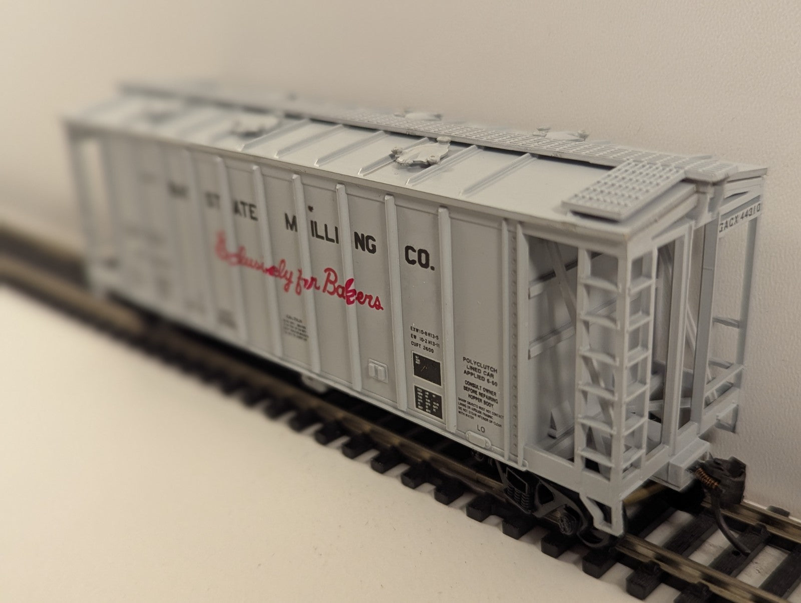 Walthers 932-4618 Bay State Milling Inc. 39' Single-Bay Airslide Hopper HO Gauge