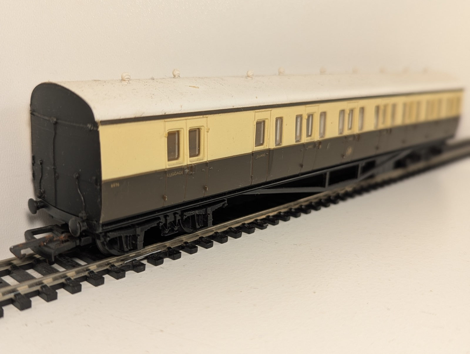 Mainline OO Gauge GWR Suburban Brake Coach Chocolate Cream