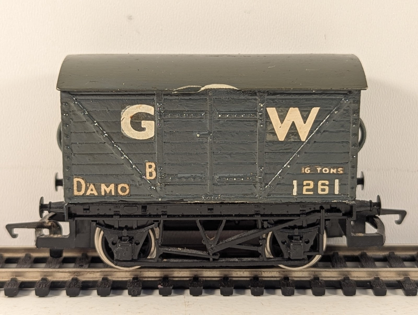 Hornby GWR 16 Ton "Damo" Van OO Gauge - Repainted