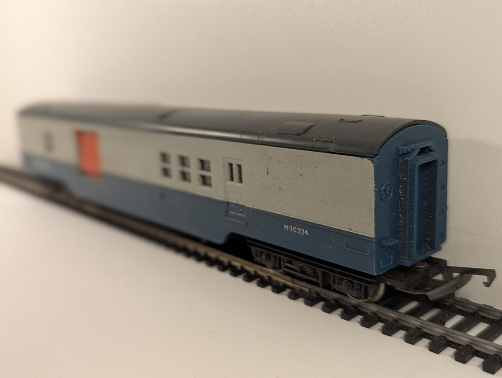 Tri-ang OO Gauge Operating Royal Mail Coach Passenger Coach M30224 BR Blue/Grey