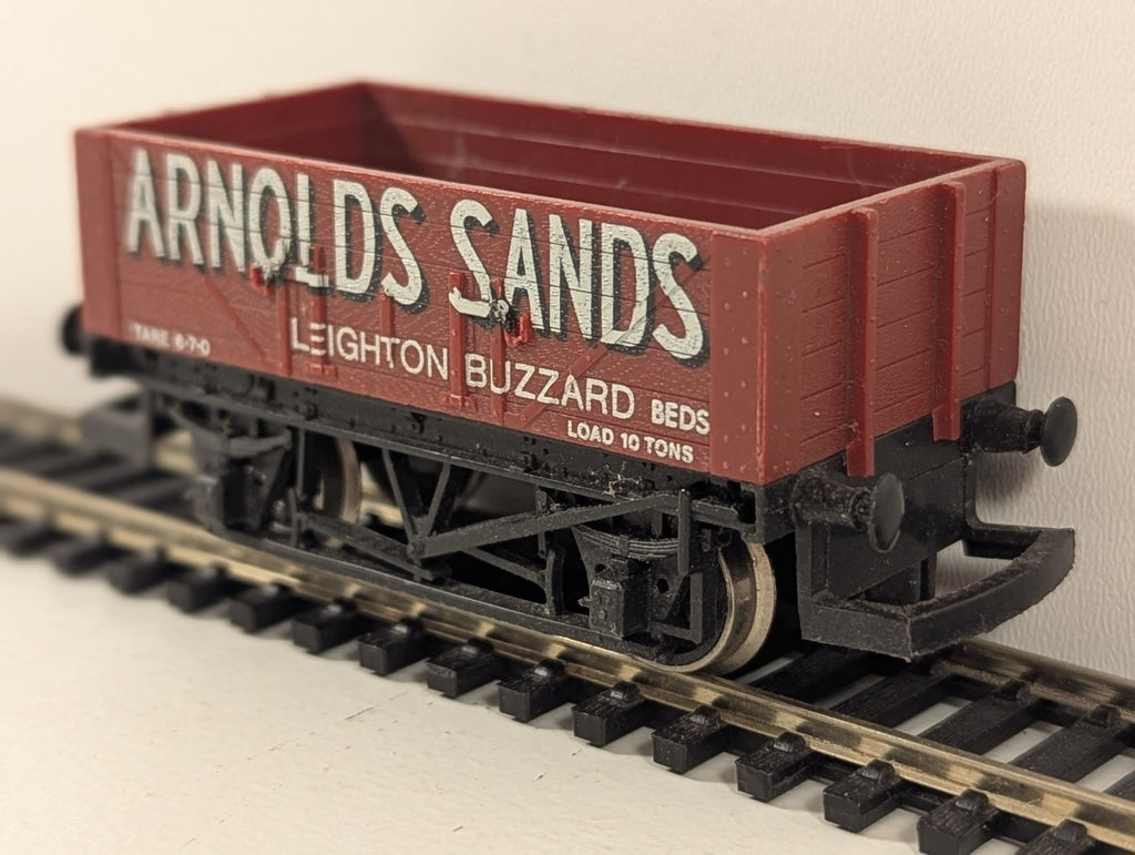 Hornby OO Gauge 5 Plank Open Wagon – “Arnolds Sands”