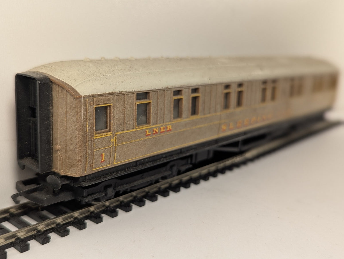 Hornby OO Gauge Gresley Teak First Class Sleeping Car Passenger Coach 1316