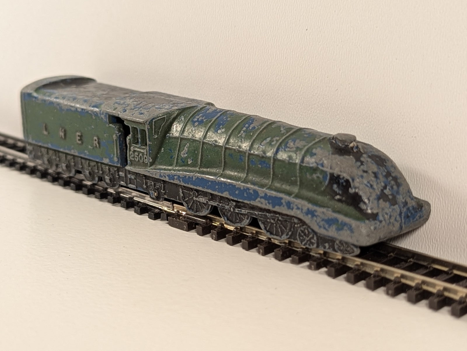 Vintage Dinky Toys Meccano L N E R 2509 Express Passenger Train