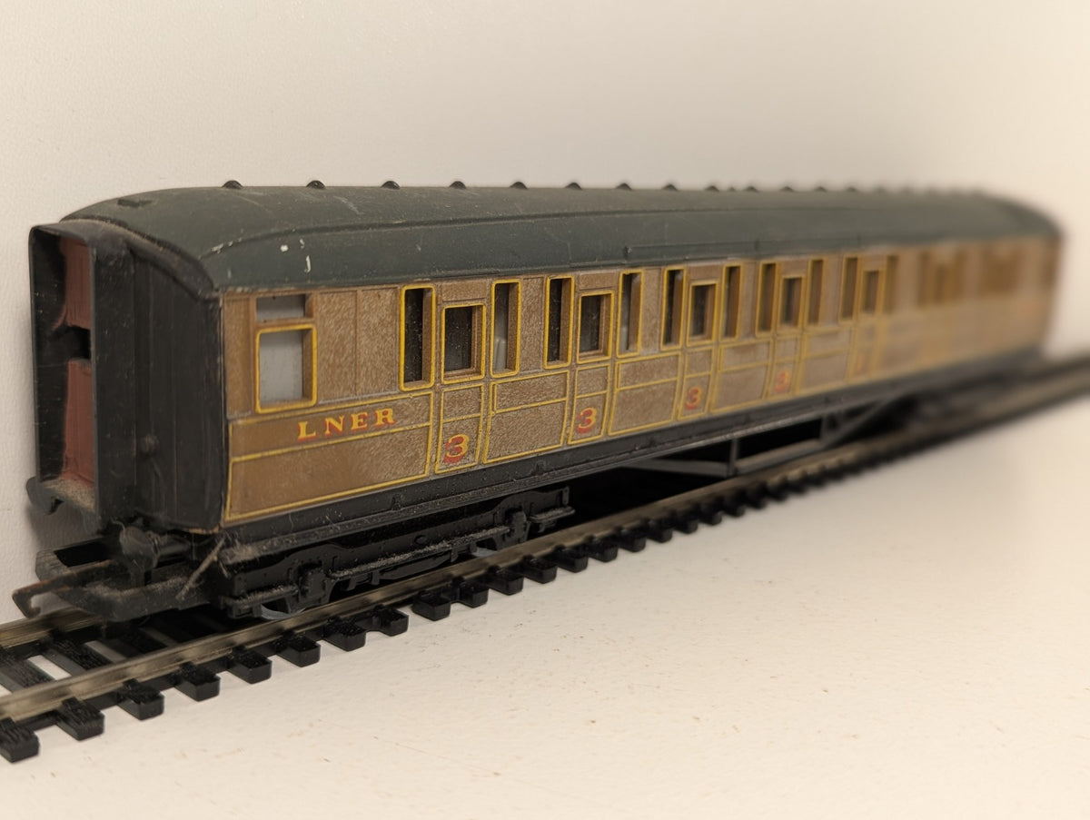Hornby OO Gauge LNER Gresley Teak Corridor Composite Coach (Repainted Roof)