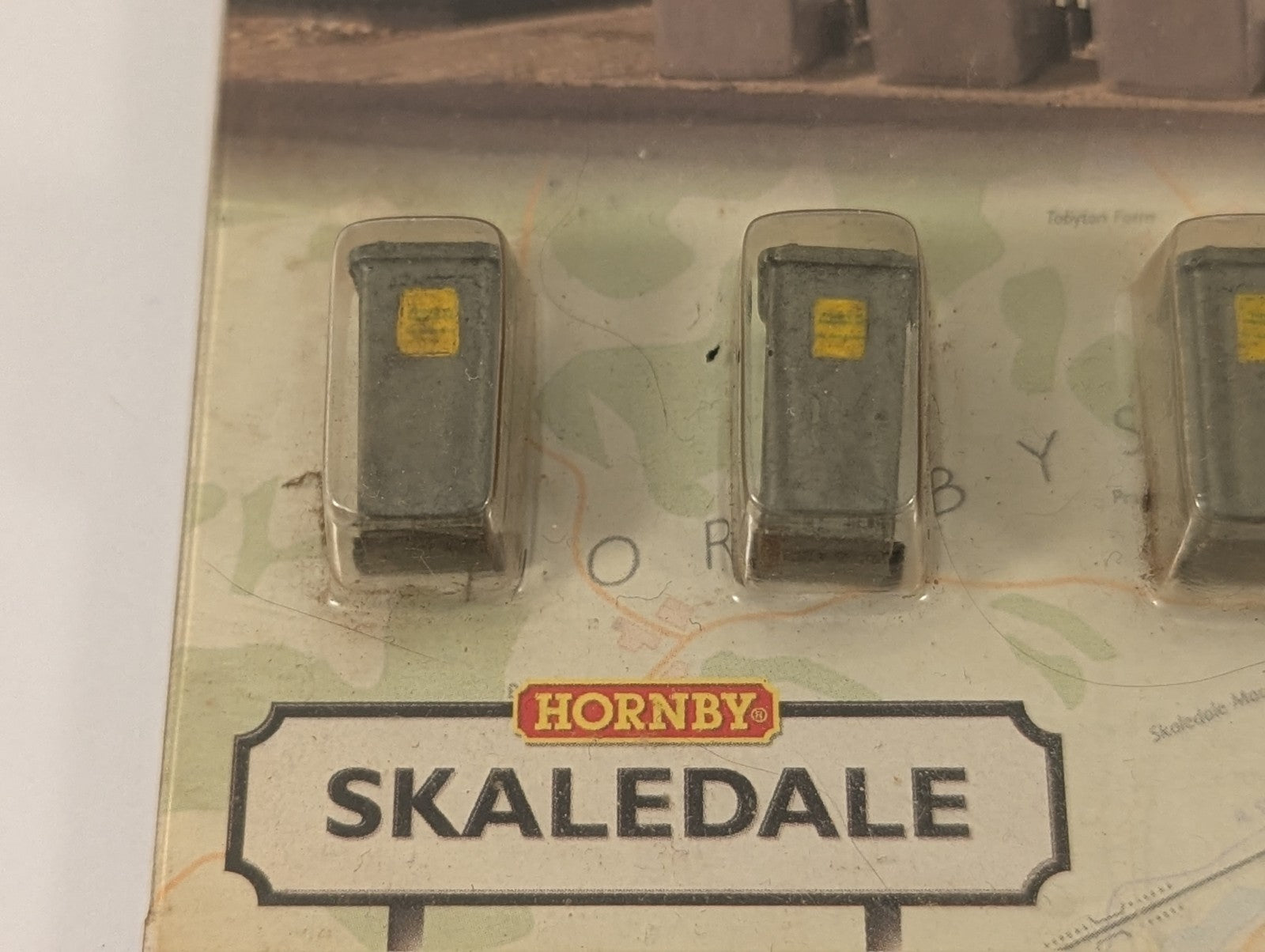 Hornby Skaledale R8577 OO Gauge Wheelie Bins Boxed