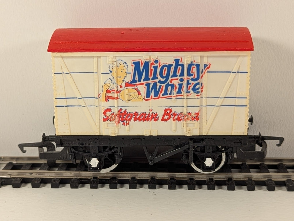 Hornby R726 “Mighty White Softgrain Bread” Van – OO Gauge