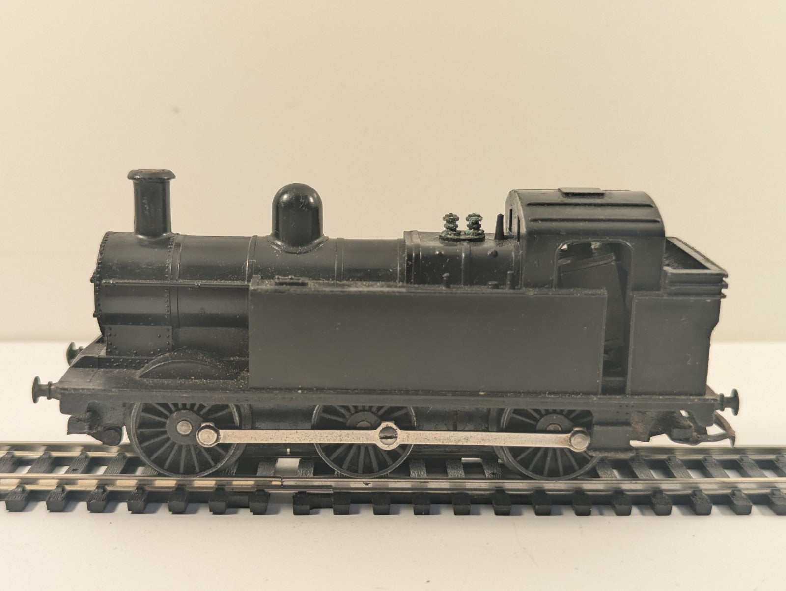 Tri-ang OO Gauge Class 3F "Jinty" 0-6-0T Tank Locomotive - Repainted