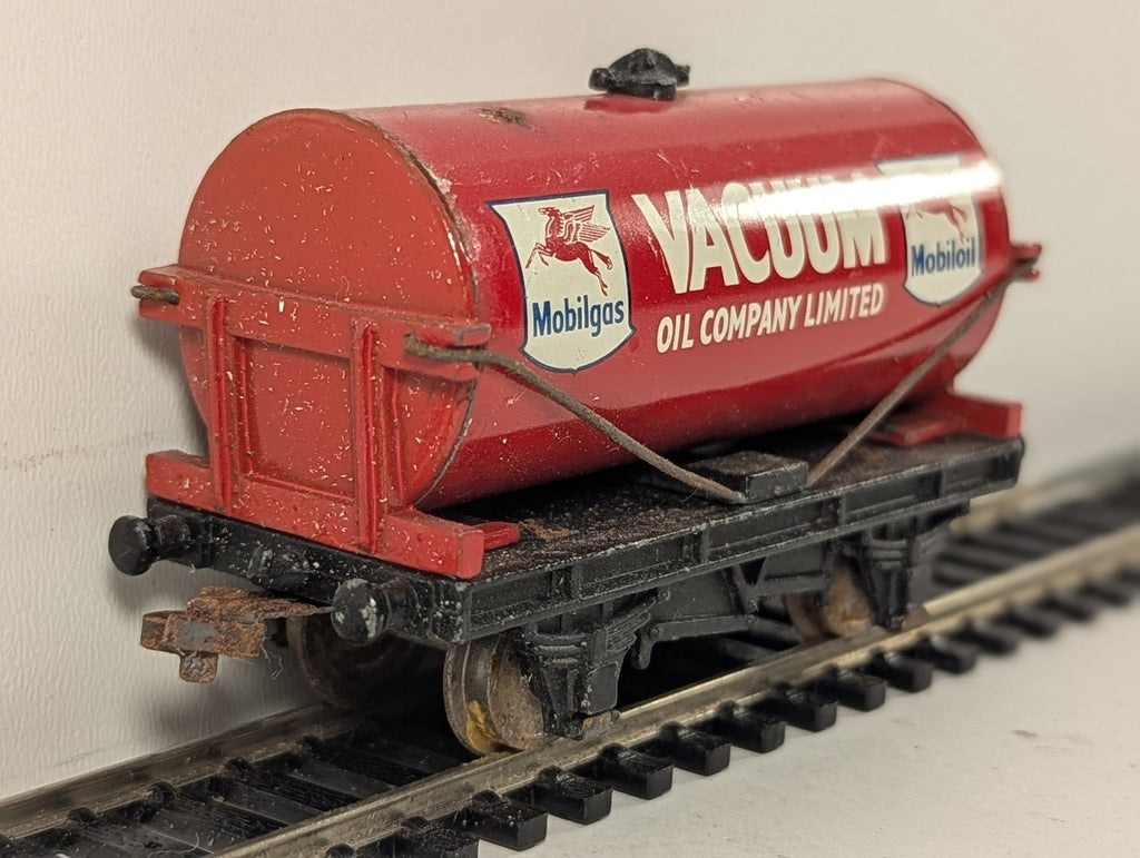 Hornby Dublo OO Gauge Vacuum Oil Company Tank Wagon Goods Wagon Vacuum Oil Red