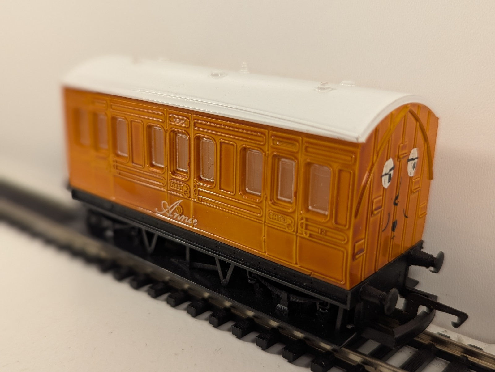 Hornby R110 OO Gauge Thomas & Friends Annie Coach