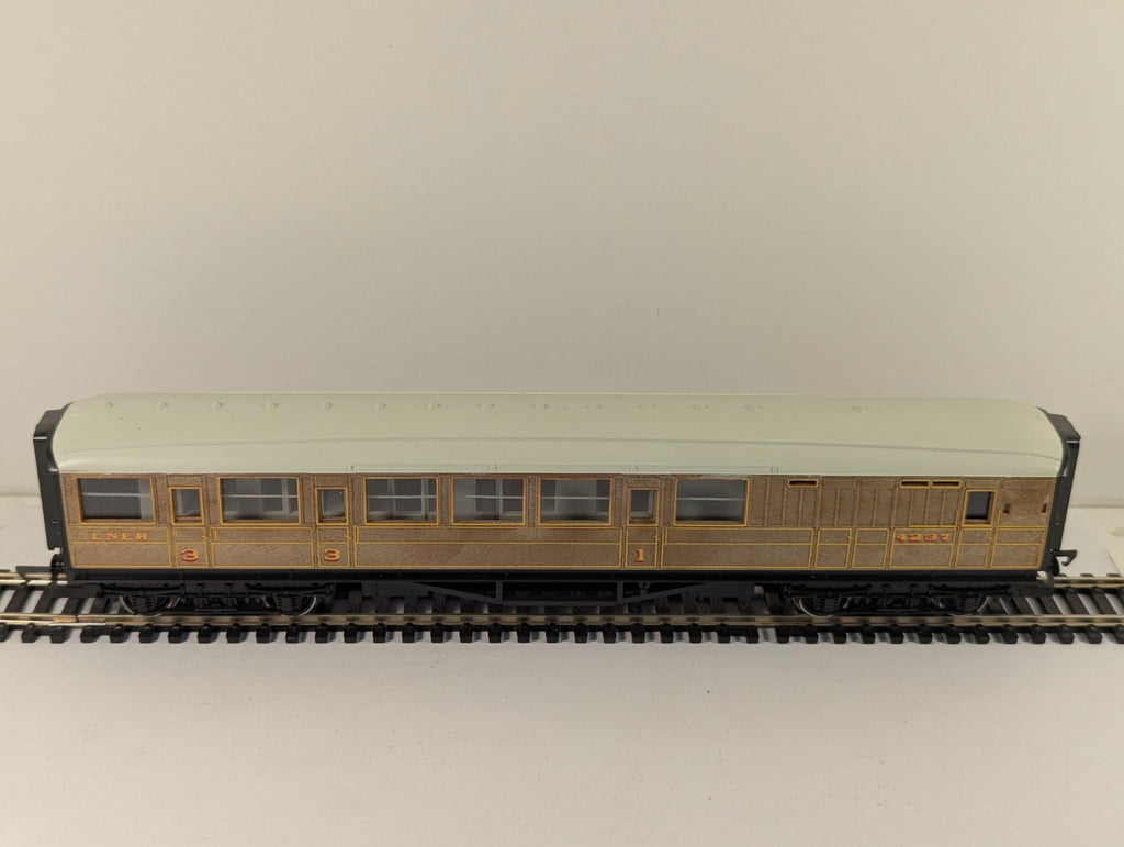Hornby R435 OO Gauge LNER Corridor Brake Coach Boxed