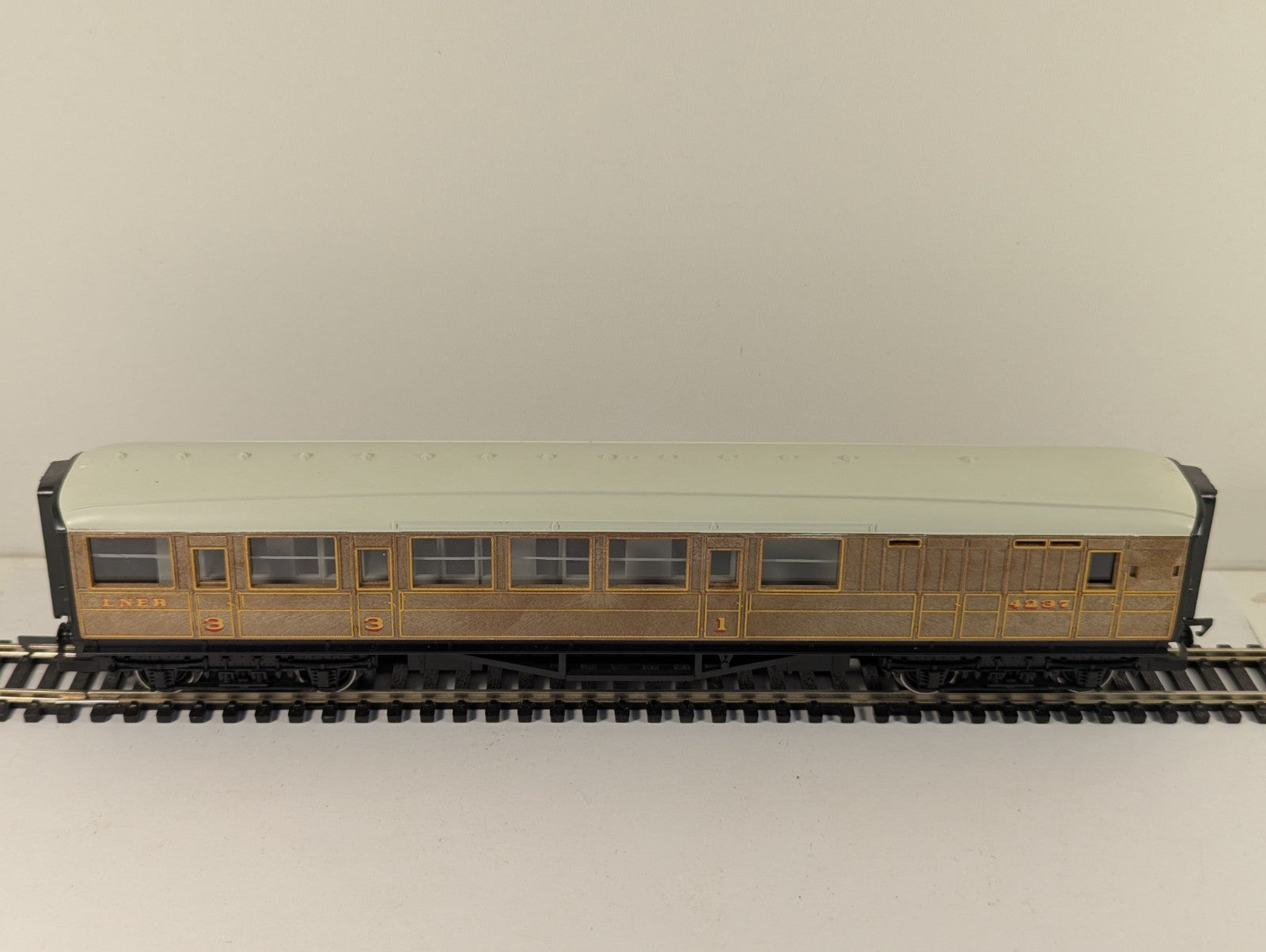 Hornby R435 OO Gauge LNER Corridor Brake Coach Boxed