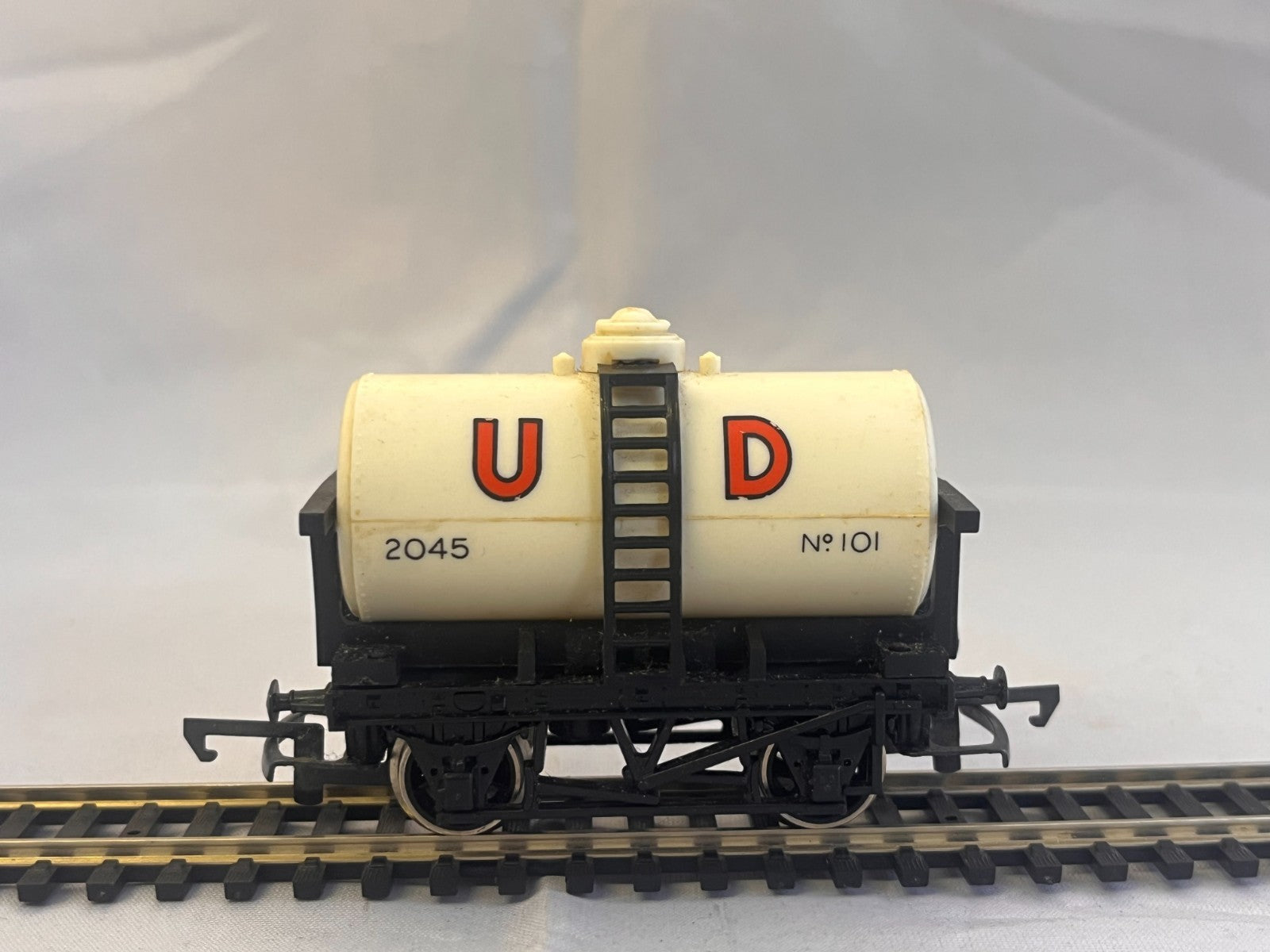 Tri-ang Hornby R15 OO Gauge United Dairies Milk Tank Wagon Boxed