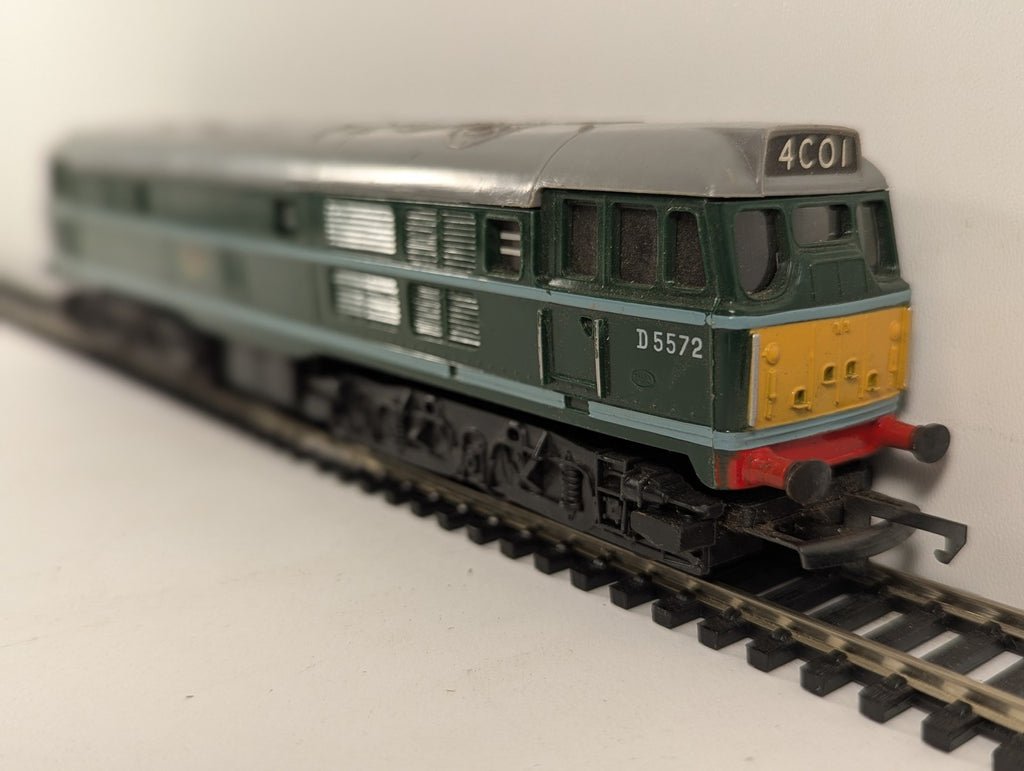 Tri-ang OO Gauge BR Class 31 Brush Type 2 Diesel Locomotive D5572 BR Green R.357