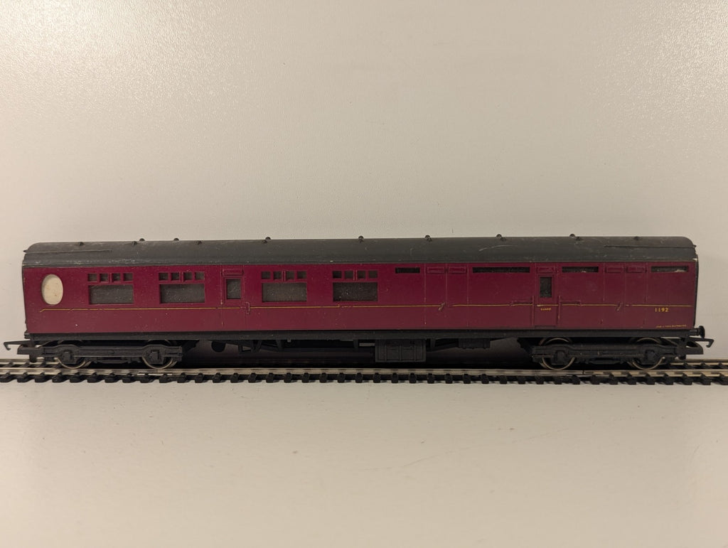 Hornby R387 OO Gauge Full Parcels Brake Coach BR Maroon