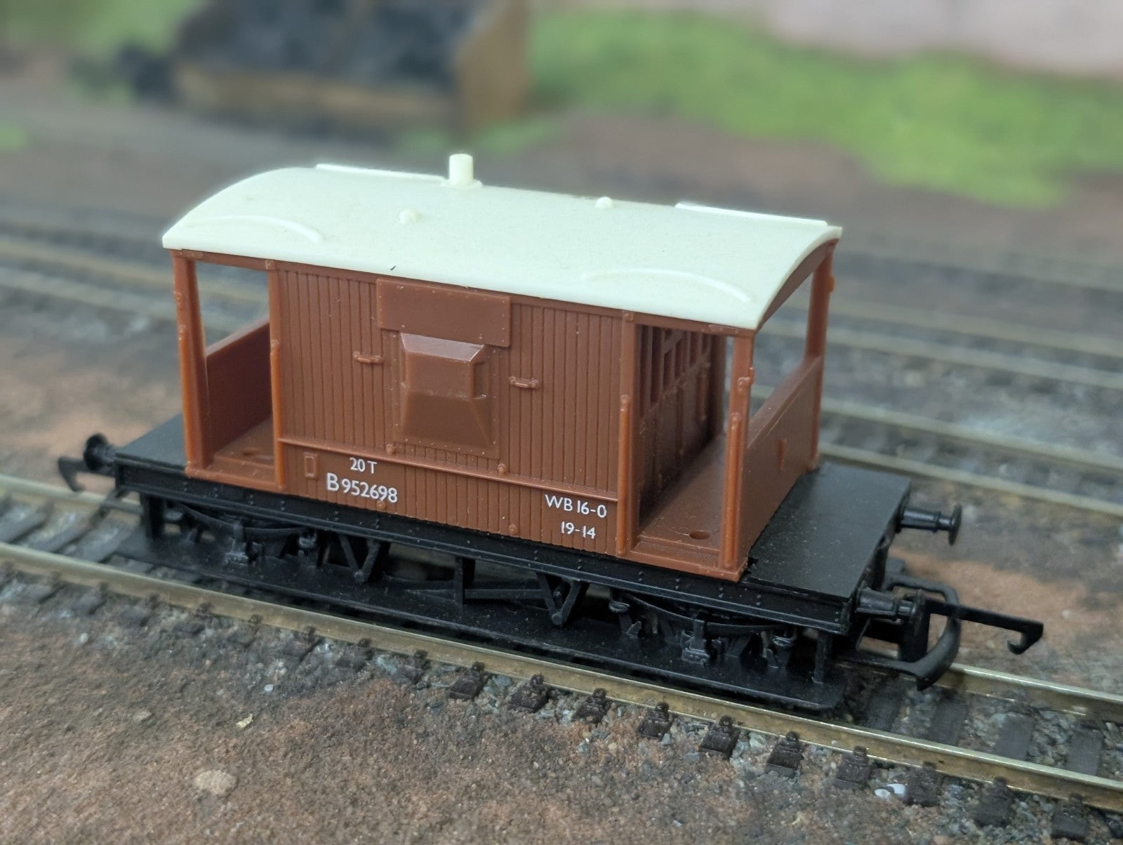 Hornby R729 - 20t Brake Van - BR Bauxite livery Boxed