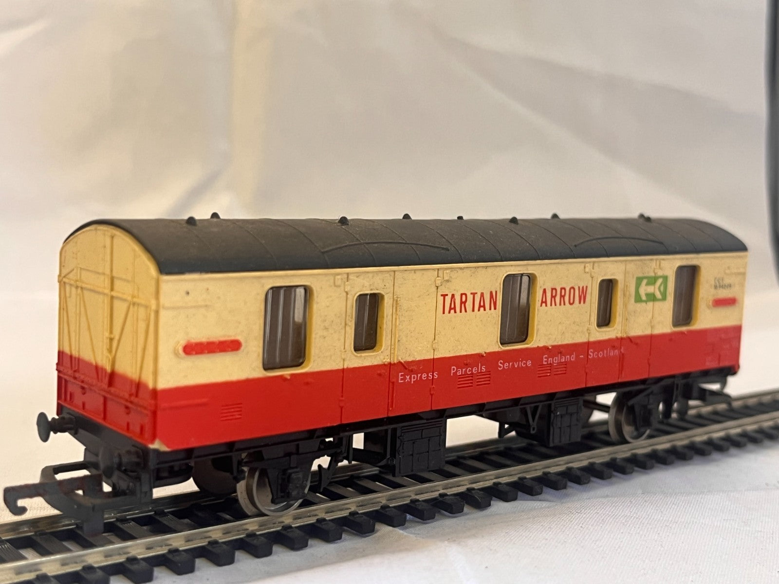 Lima OO Gauge BR Mk1 CCT Tartan Arrow Parcels Van