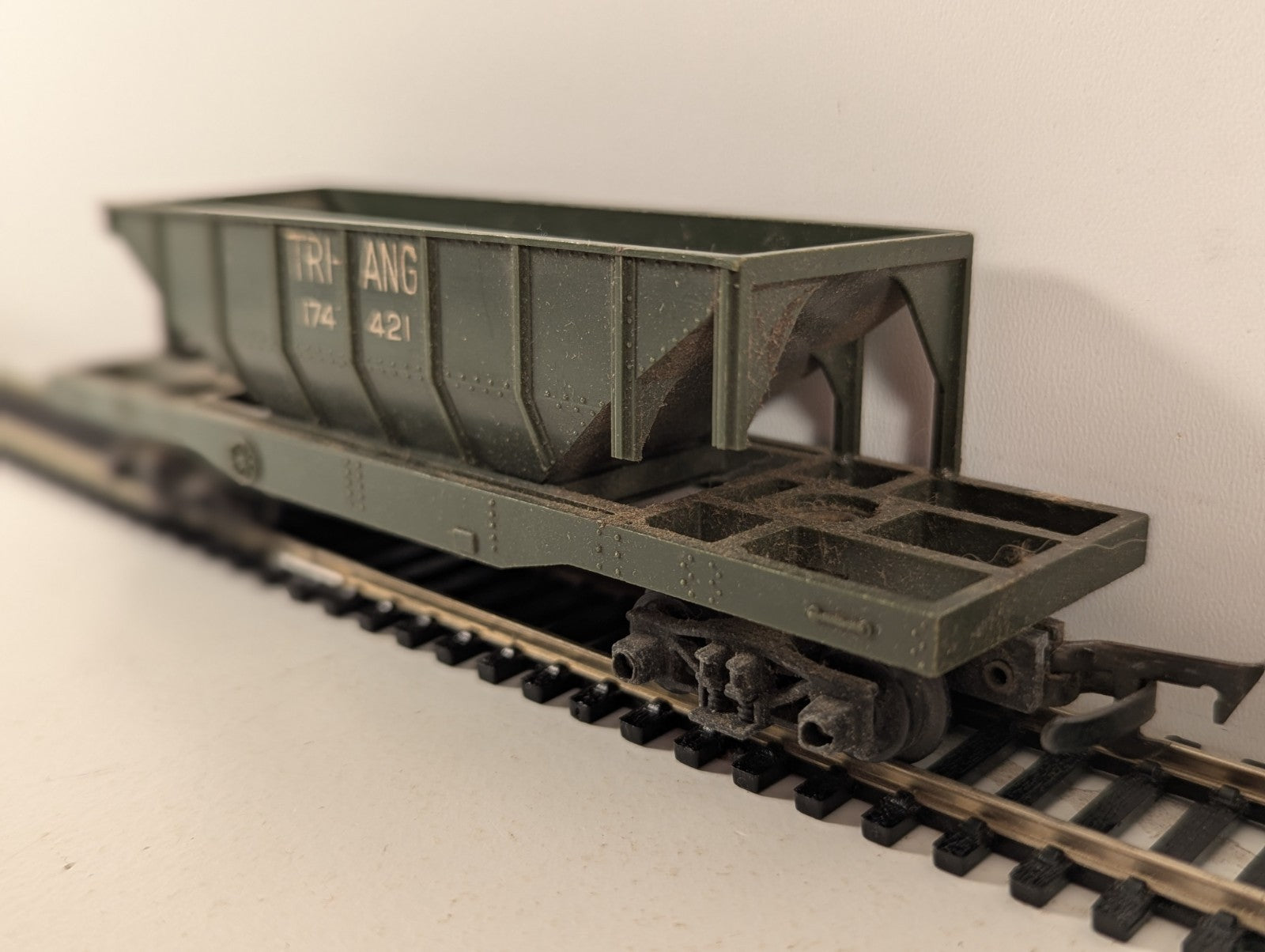 Tri-ang R111 OO Gauge Dark Green Hopper Wagon - Damaged