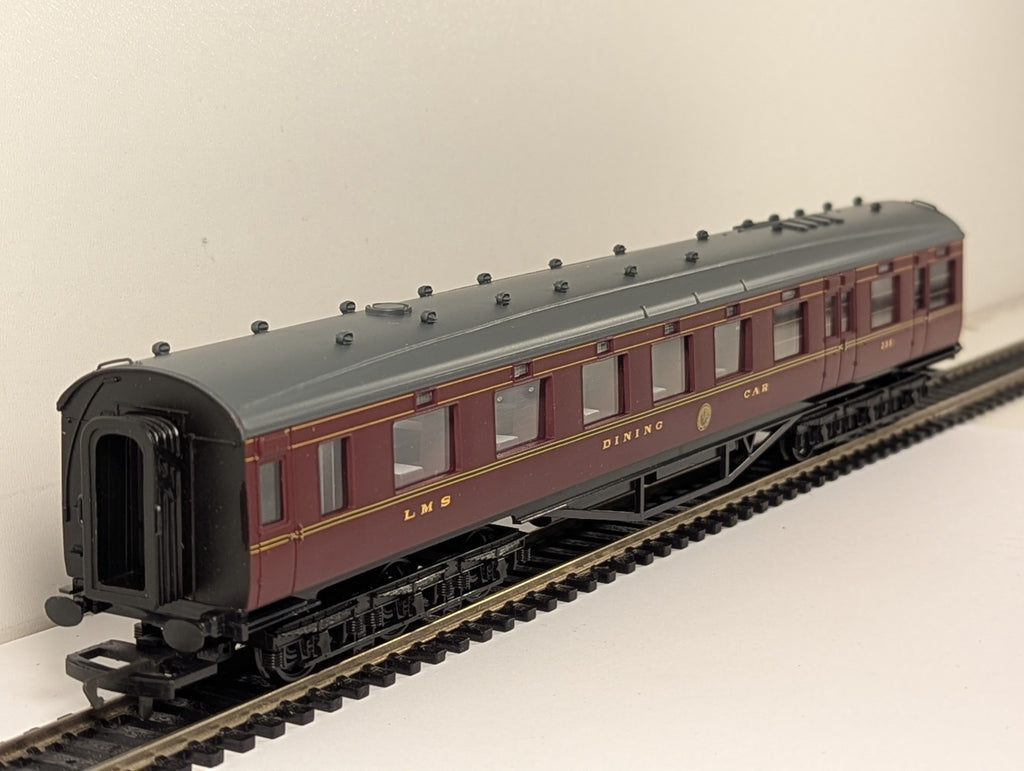 Hornby R4095 LMS 68ft Dining Car OO Gauge Boxed