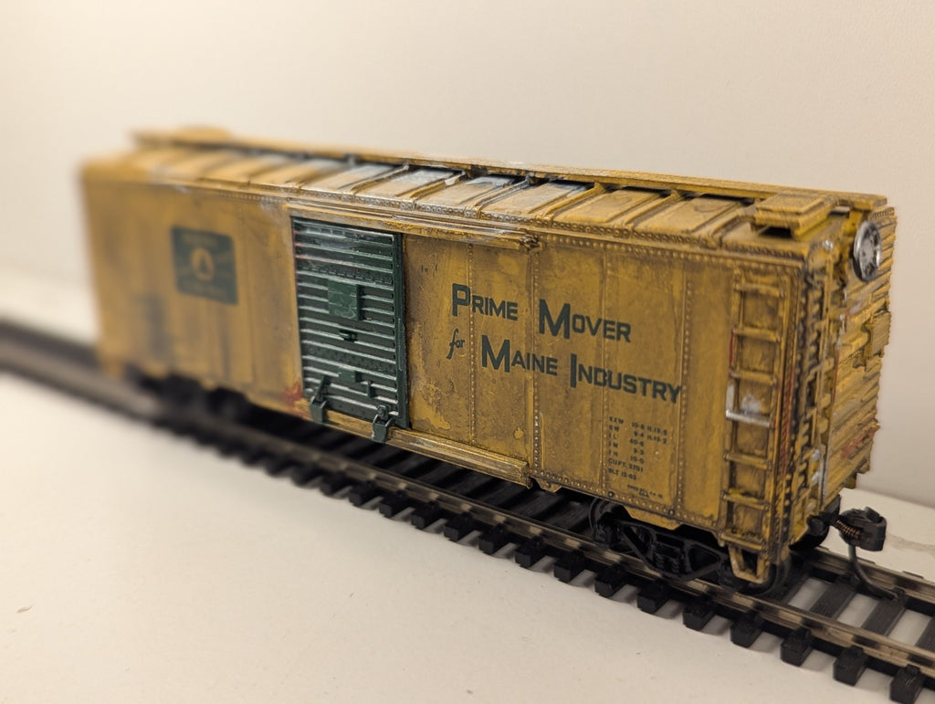 Athearn HO Maine Central Boxcar – Weathered