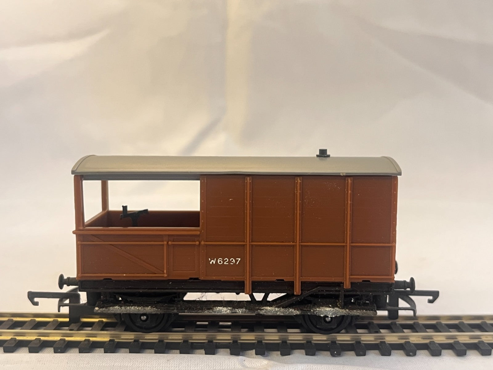 Tri-ang Railways R124 OO Gauge Brown Brake Van Boxed