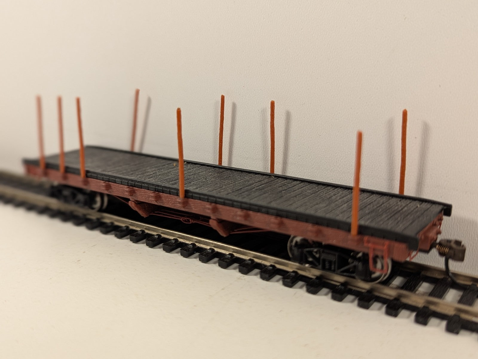 Bachmann HO Gauge Red Flatbed Log Wagon missing skeletal pillars