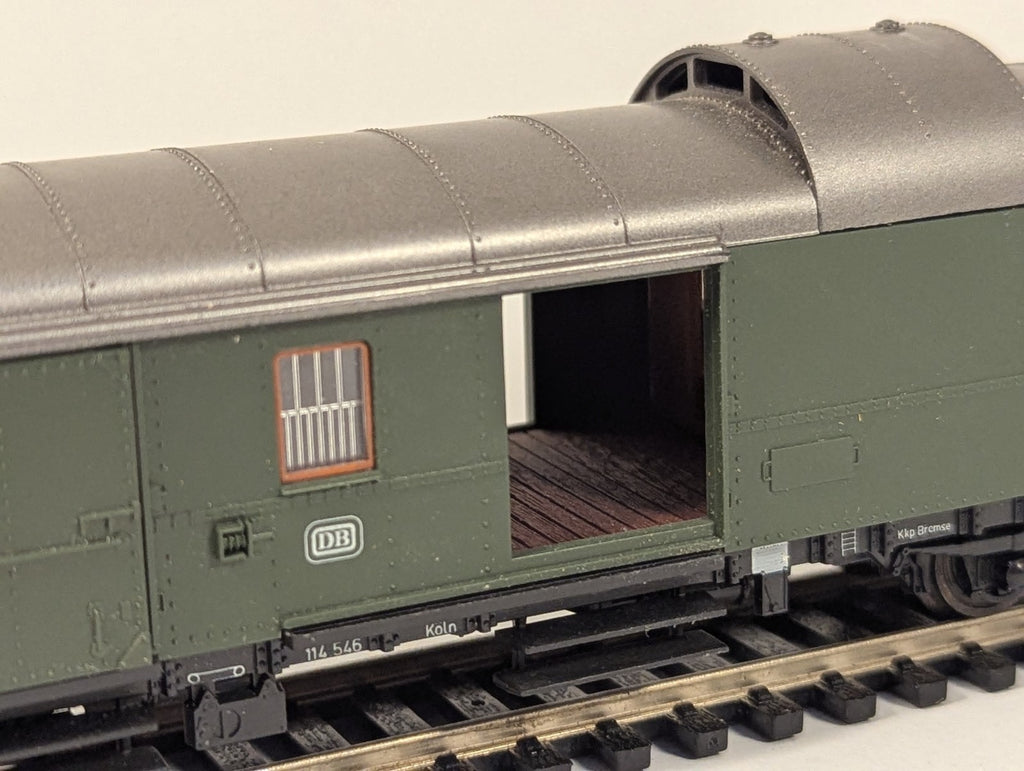 Roco HO Gauge DB Baggage Coach – Missing Doors