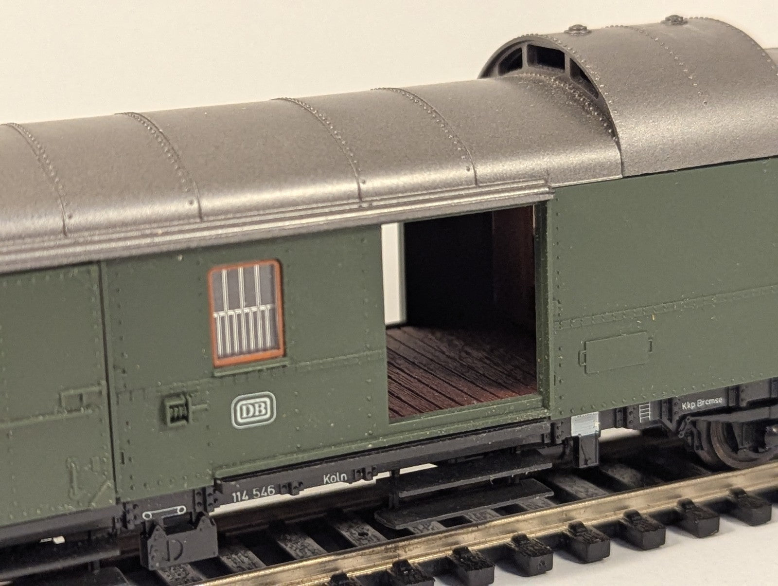 Roco HO Gauge DB Baggage Coach – Missing Doors