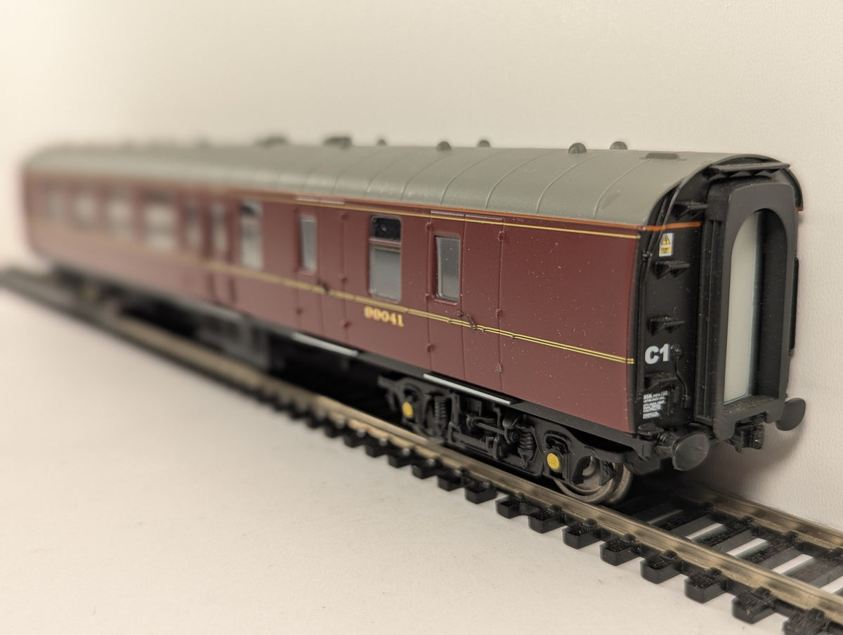 Hornby OO Gauge Stanier 57ft Brake Second Corridor (BSK) 99041 BR Maroon