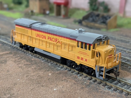 Bachmann HO Gauge Union Pacific GE U36B No. 824 Diesel Locomotive Runs & Lights