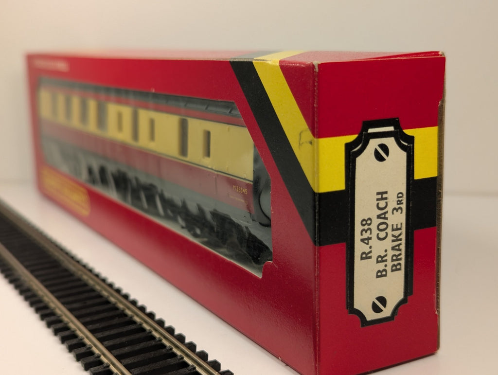 Hornby R438 OO Guage BR Brake Third Coach Blood & Custard - boxed