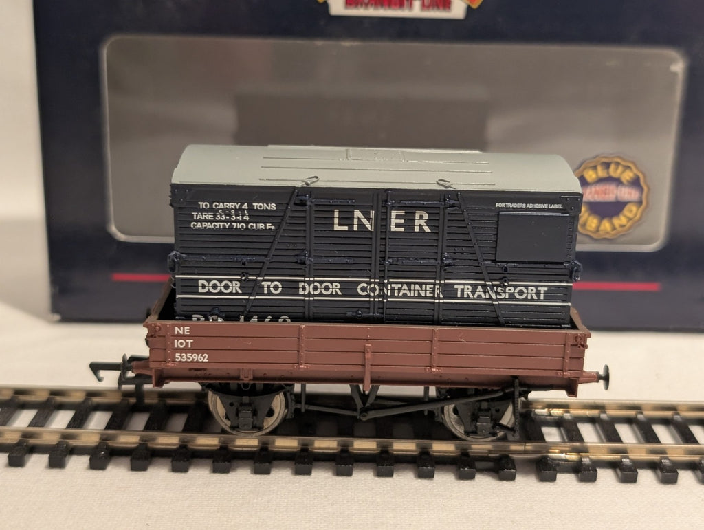 Bachmann Branchline 37-929 3-Plank Wagon – LNER Blue with BD Container
