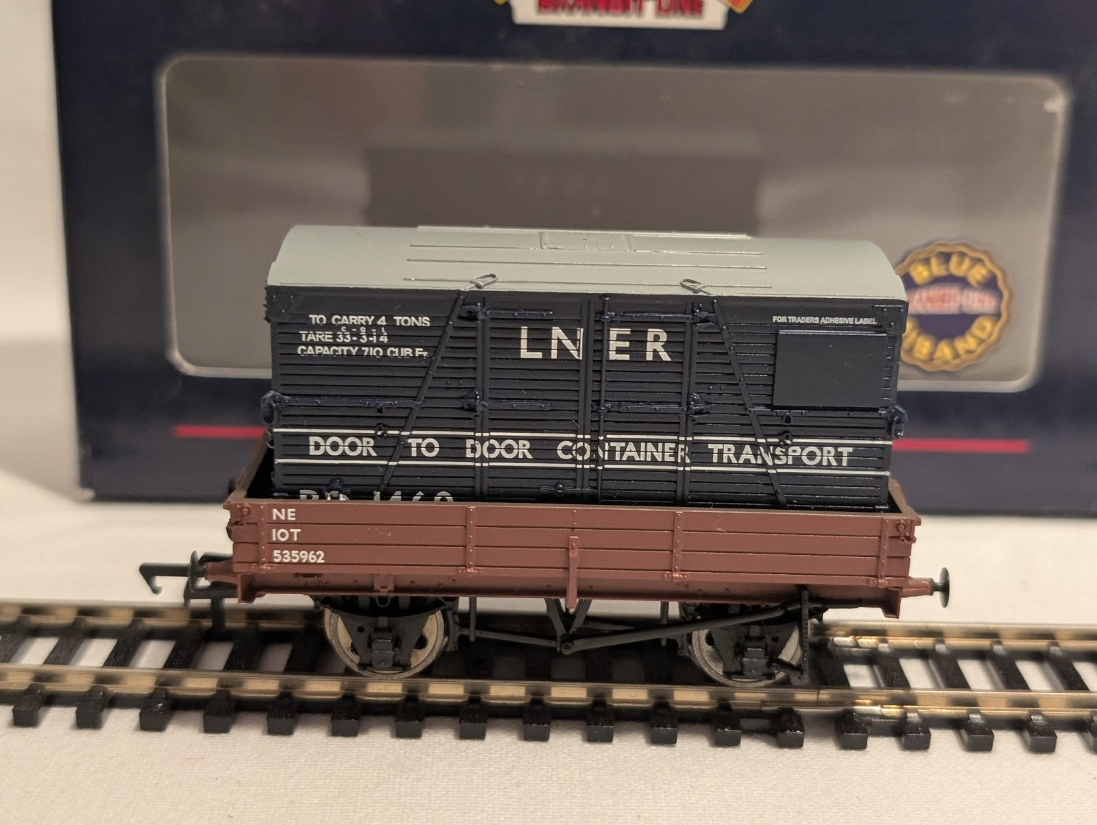 Bachmann Branchline 37-929 3-Plank Wagon – LNER Blue with BD Container