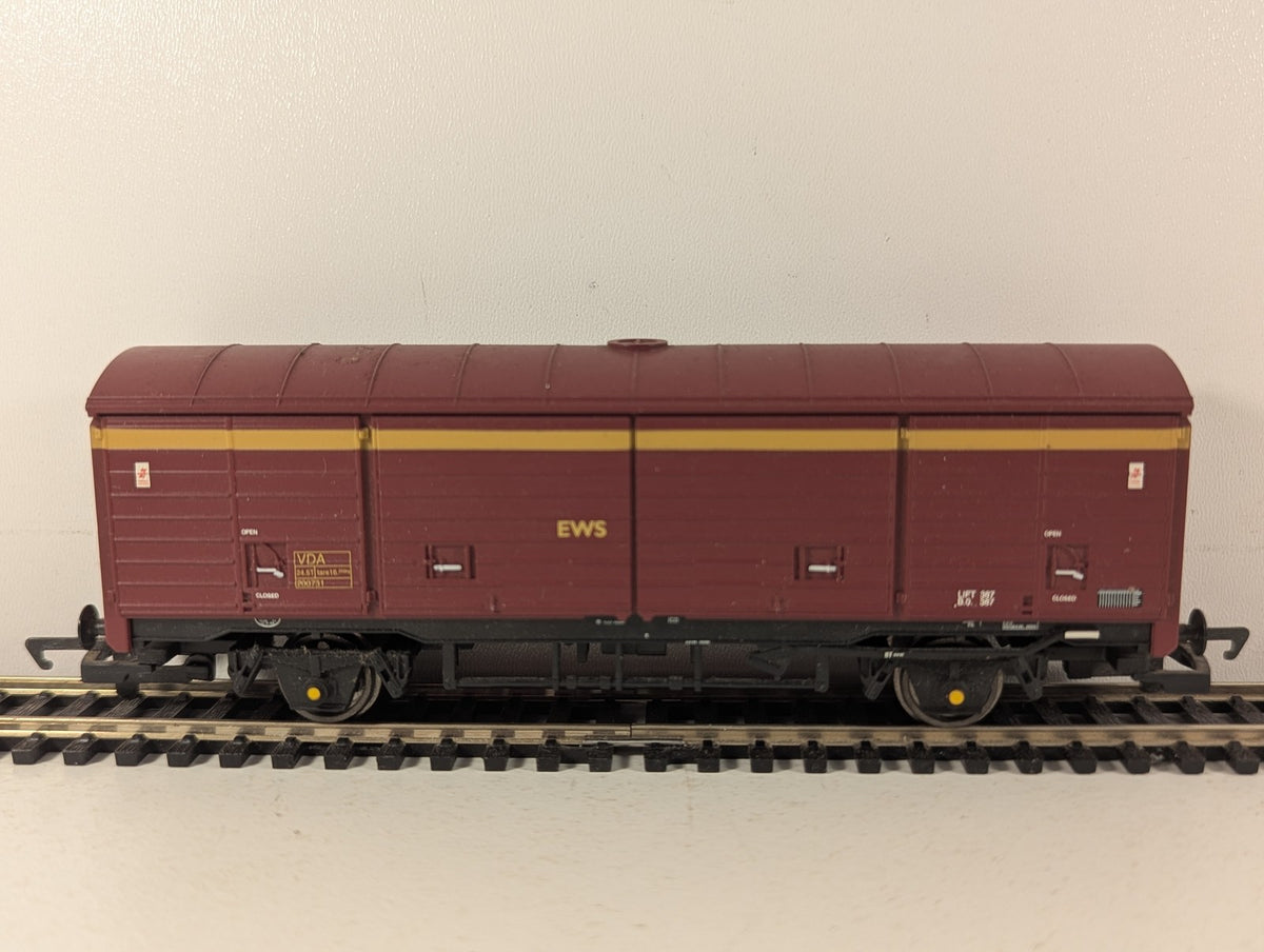 Hornby OO Gauge VDA Sliding Wall Van Goods Wagon 200731 EWS Maroon & Gold R6287