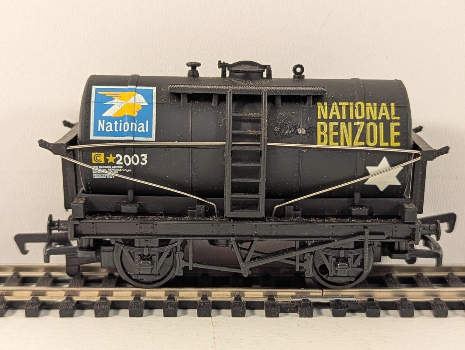 Mainline Railways 37-146 OO Gauge National Benzole Tank Wagon