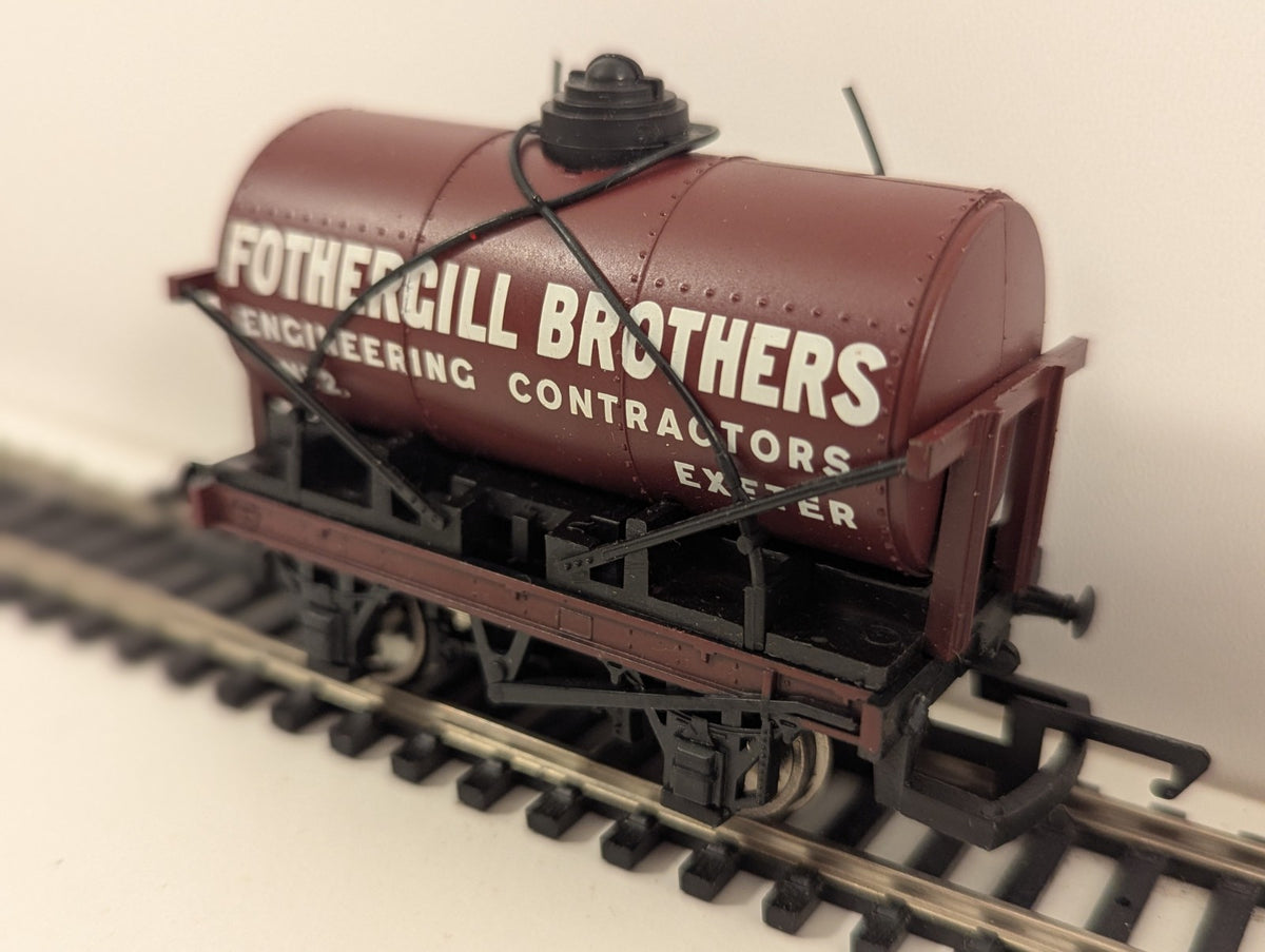 Hornby OO Gauge 12-Ton Tank Wagon – Fothergill Brothers Livery – Damaged