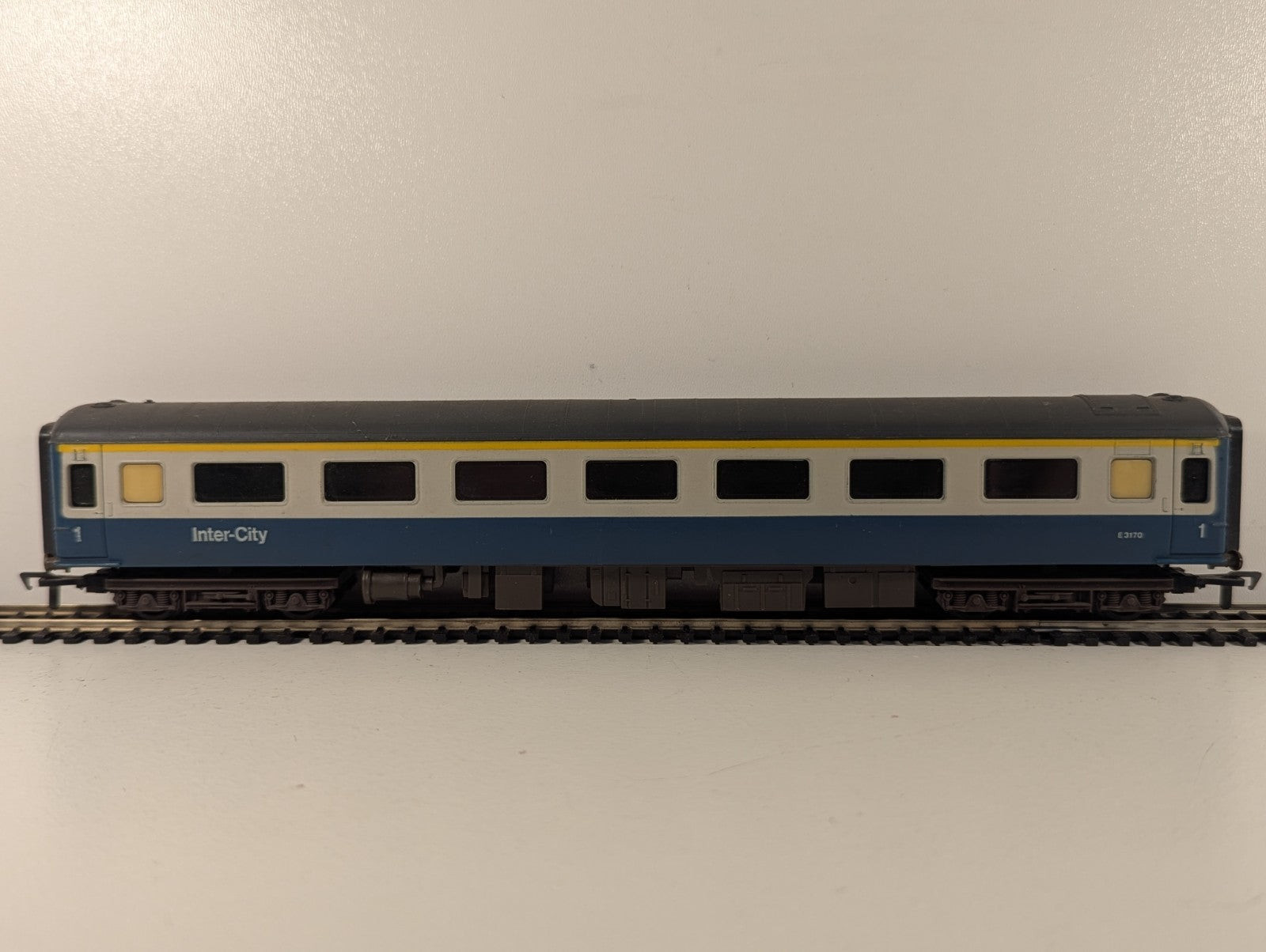 Airfix BR Mk2D First Open Coach OO Gauge
