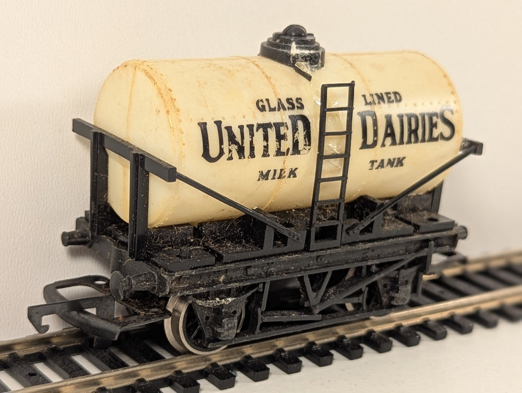 Hornby R007 OO Gauge United Dairies Milk Tanker – Some Damage