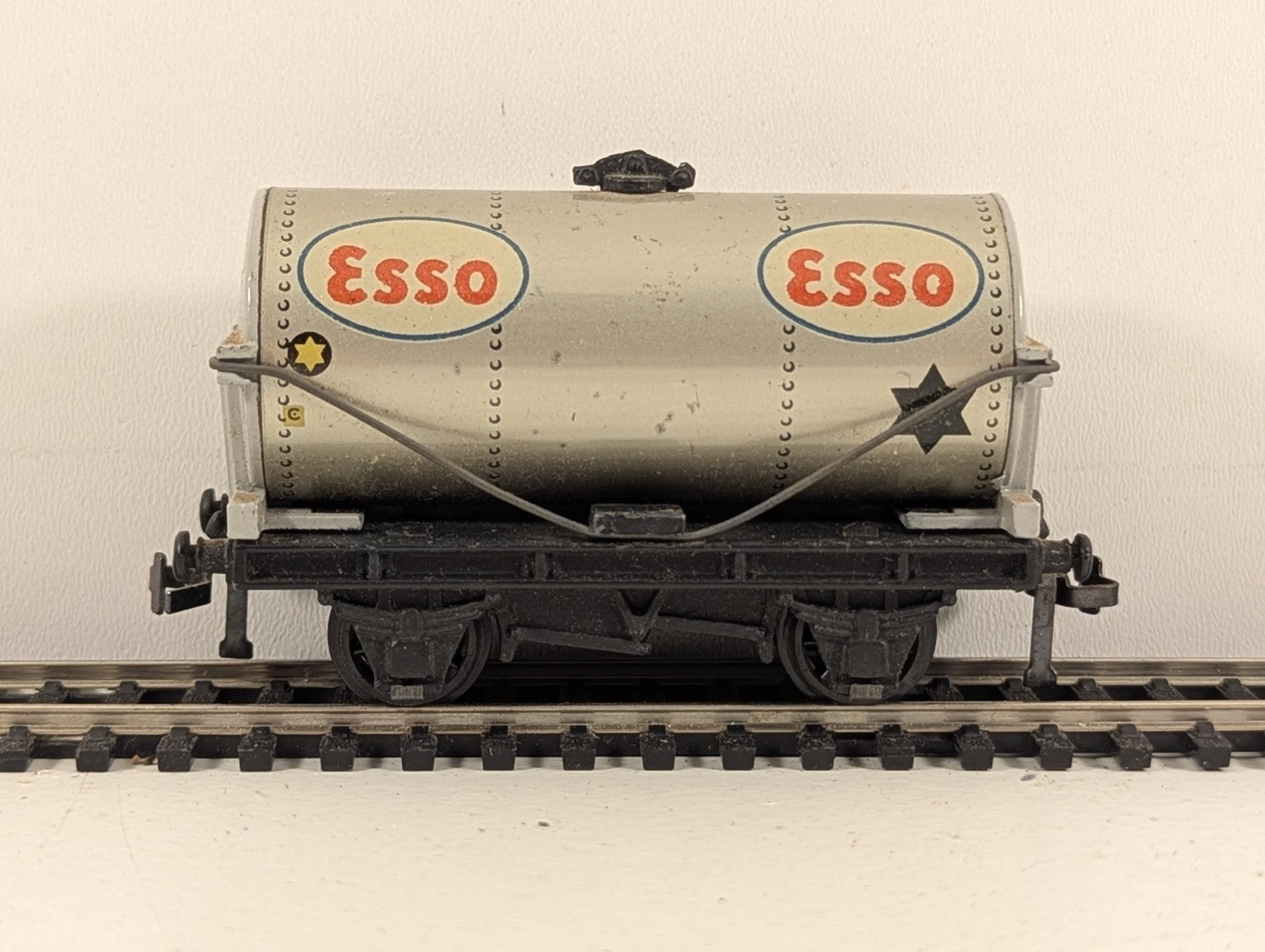 Hornby Dublo 32081 OO Gauge D1 ESSO Petrol Tank Wagon - Boxed
