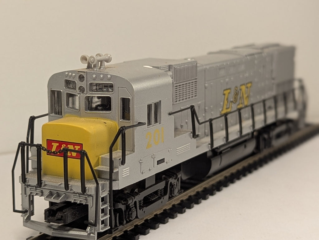 Pemco 3302-013 HO Scale Alco C430 L&M Silver – Missing Coupling