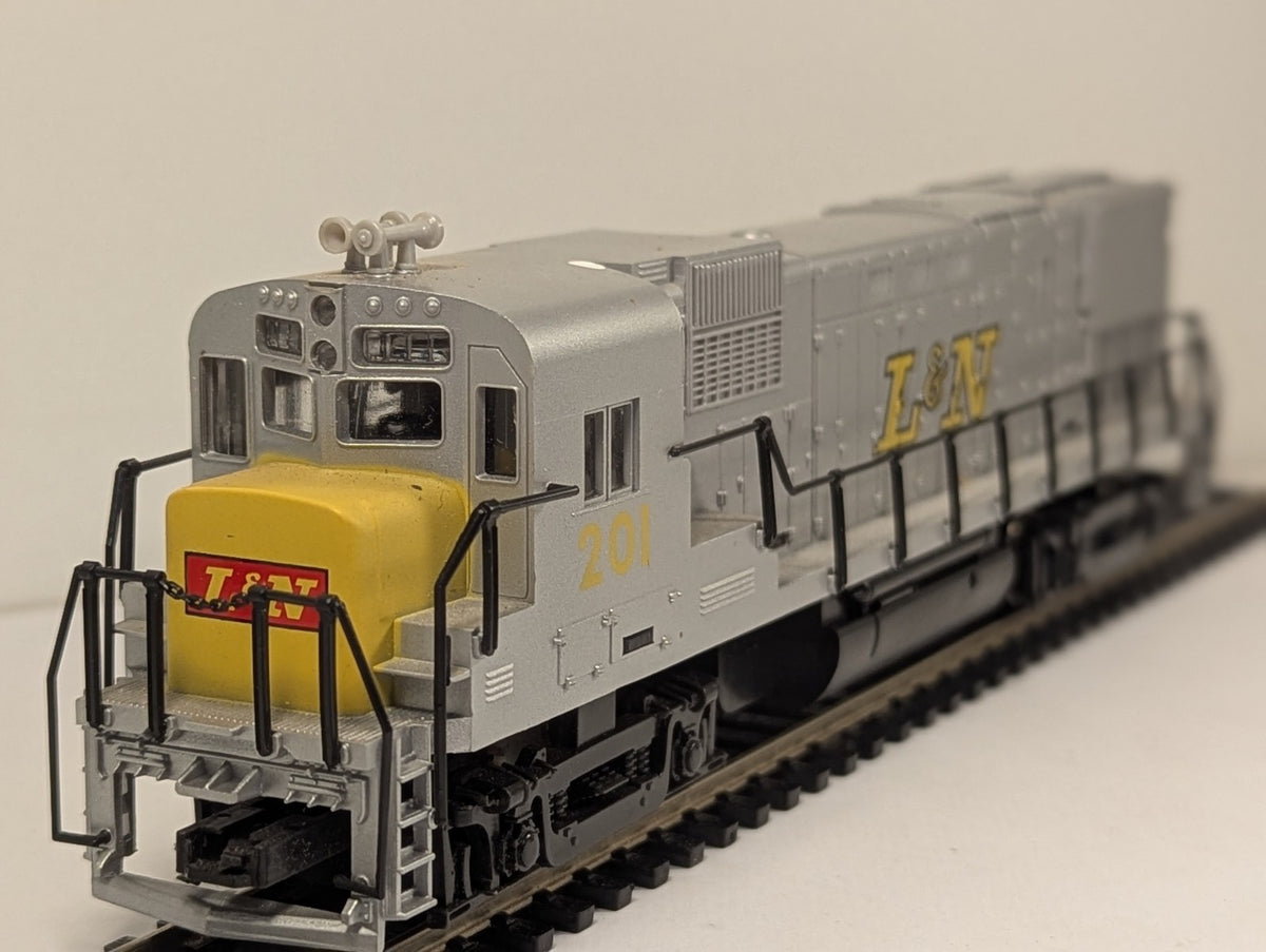 Pemco 3302-013 HO Scale Alco C430 L&M Silver – Missing Coupling
