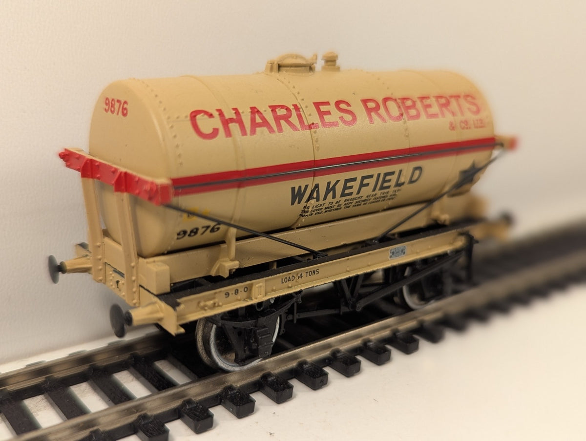 Bachmann 37-650K OO Gauge 14T Tank Wagon Charles Roberts Wakefield
