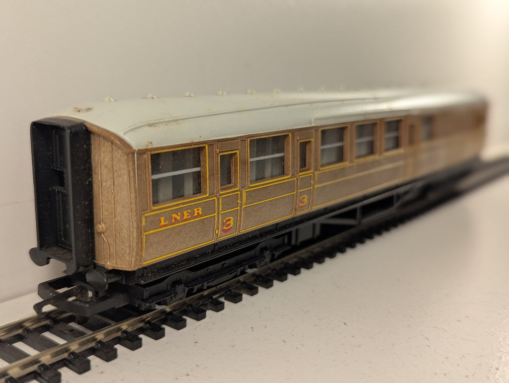 Hornby OO Gauge LNER Gresley Brake Coach Passenger Coach 4237 LNER Teak R477