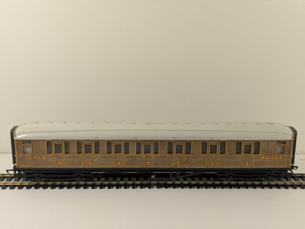 Hornby RailRoad OO Gauge LNER Teak Coach for Flying Scotsman