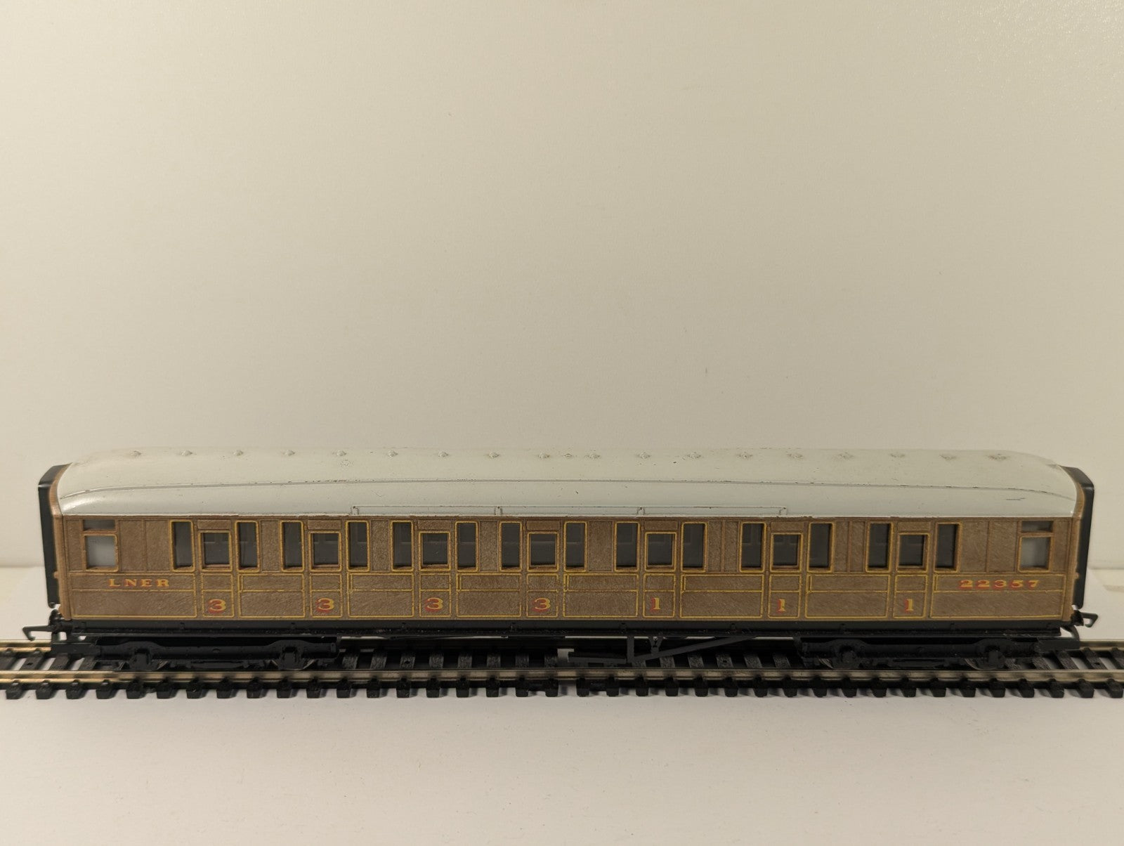 Hornby RailRoad OO Gauge LNER Teak Coach for Flying Scotsman
