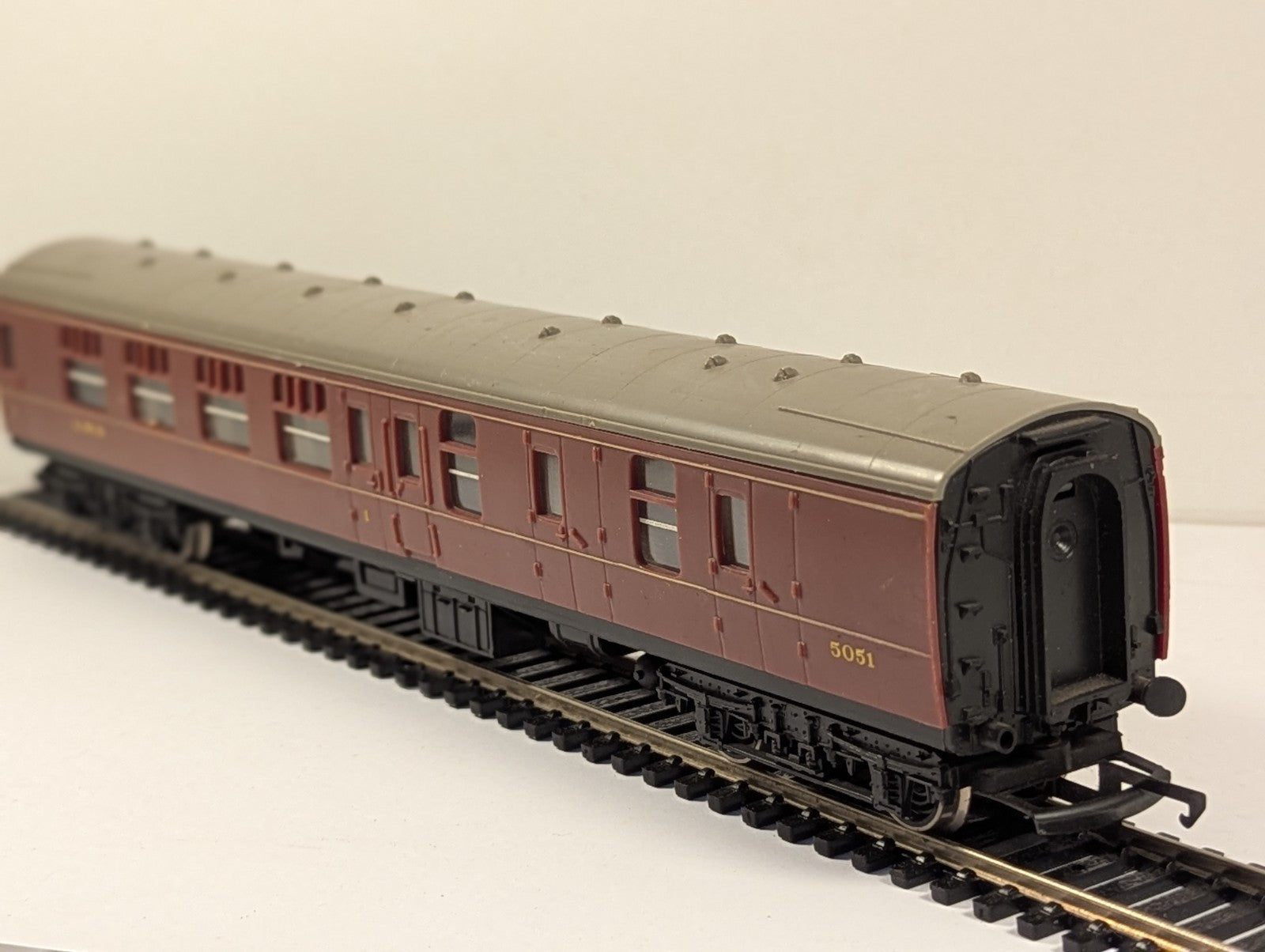 Hornby R936 OO Gauge LMS Maroon Corridor Brake Coach