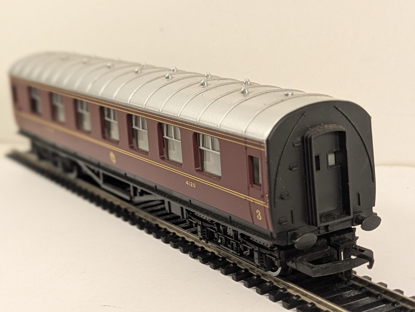 Hornby R474 OO Gauge LMS Composite Coach 4120
